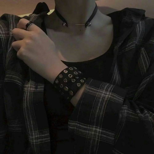  有没有那种只露肩的女孩头像像我头像这种的急需各位大神