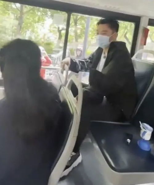  郑恺苗苗穿情侣装现身机场,夫妻俩手牵手一起回家陪女儿,好恩爱