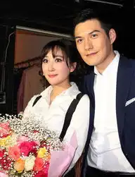  严宽下跪忆四年慢跑钻戒誓言表深情婚礼现场婚嫁yoka时尚网