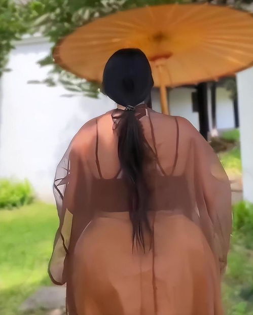  中国的卡戴珊微胖女孩穿新中国风,因身材火辣被疑不像真人