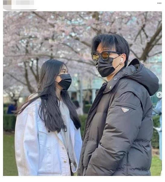  陈坤的儿子陈尊佑19岁,疑似恋情曝光,与美女遛狗合影