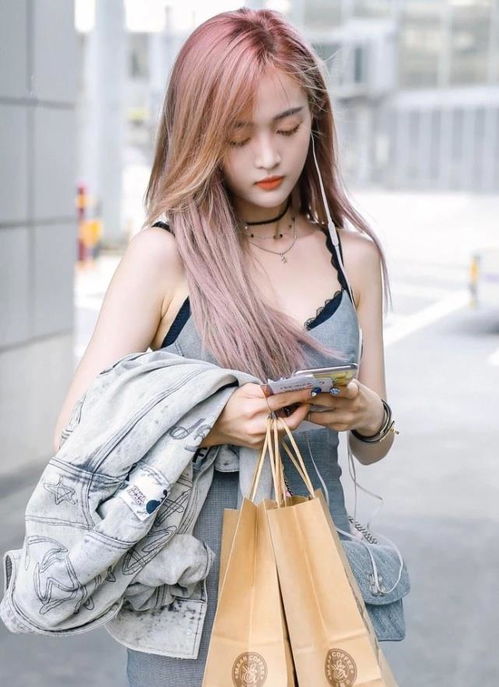  吴宣仪像是一夜长大,一改乖乖女形象,穿吊带裙一秒变高冷女神
