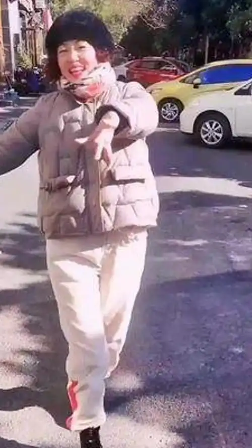  嘚瑟小步伐走出气质走出范儿封闭路段拍摄请勿模仿再发一次