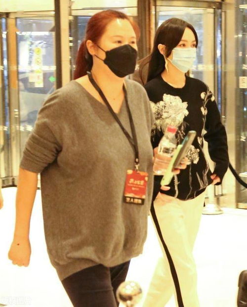  唐嫣低调现身酒店,穿搭休闲长发飘飘有女人味,当妈妈就是不一样