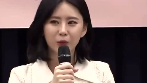  表情向太夫妇现身,向华强遭女粉强行贴脸合影,表情一脸茫然表情