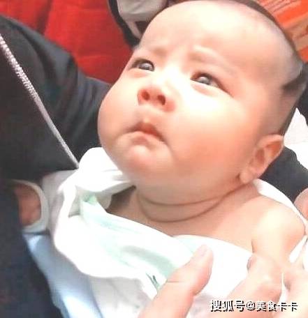  萌宝宝的打针表情很有趣,大家都认为宝宝很苦,但宝宝不会说