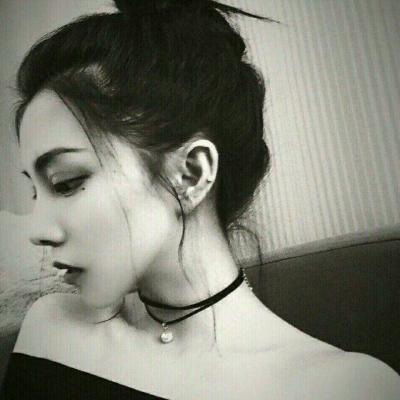  头像女黑白高冷侧面黑白孤傲女生头像