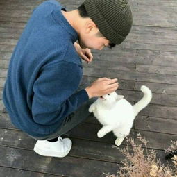  帅气男生抱可爱小动物头像精选越难过越听情歌那就以毒攻毒