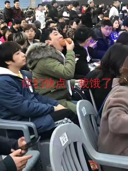  微博又双叒叕瘫痪了...今晚的微信群朋友圈都被这个吃热狗的男人霸屏了