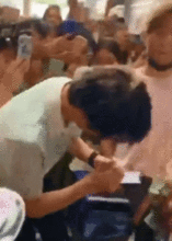  组图迷弟赵品霖排队看郑爽生日会被现场粉丝围观表情羞涩