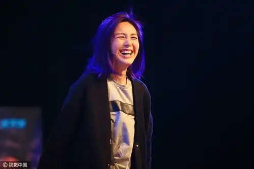  杨千嬅咧嘴大笑变身行走的表情包