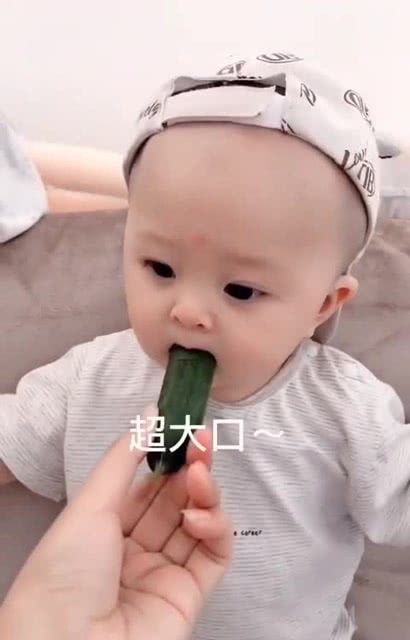  宝宝第一次吃黄瓜,看到宝宝下一幕的表情,原谅我实在没忍住