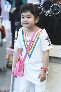  组图表情包又有新素材包贝尔女儿饺子站行李车忙搞怪