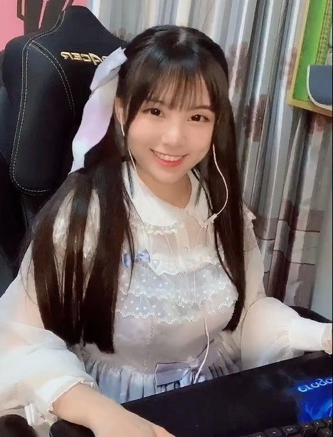  难怪火线妹人气碾压小团团,你看看她的靠山是谁,网友打扰了