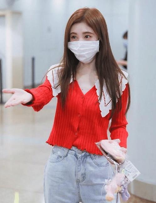  四千年美女上热搜,为显巴掌脸,戴比正常人大一半的尿布口罩