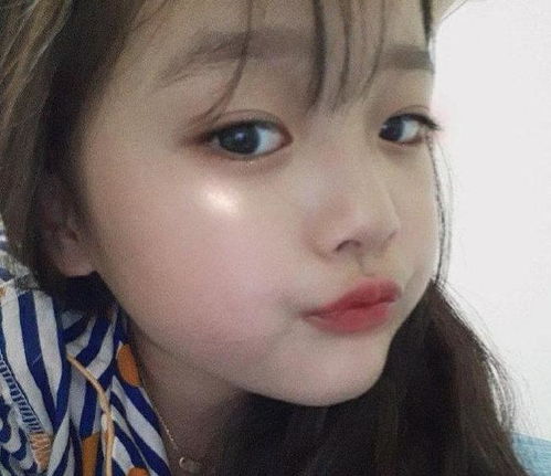  韩国最火表情包女孩长大了妆容精致配大旁分发,才6岁太显成熟