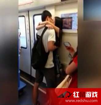  广州地铁上情侣忘情激吻车厢气氛一度尴尬背后真相却让人动容