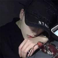  玩手机的,打电话的,男生微信头像低调成熟大气