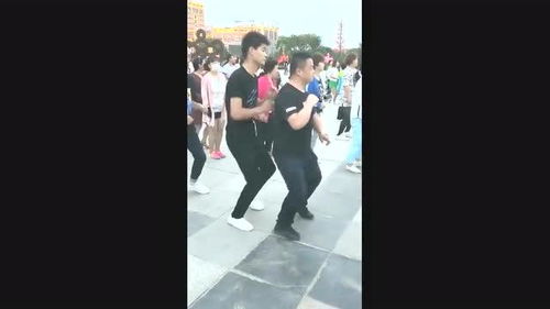  三个大男人竟跳这种舞,这动作,大妈都自愧不如