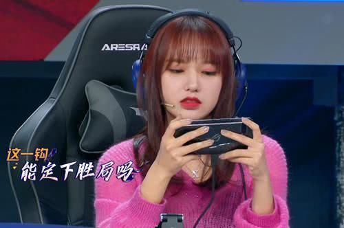 王者荣耀大美女程潇打游戏梦泪看着两眼放光是美女效应么