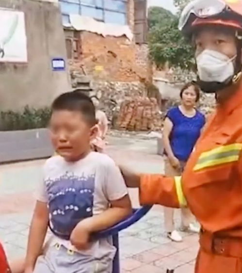  万物皆可卡女孩子头部被卡进菜盘架被勒成表情包,只有你想不到没有熊孩子卡不到