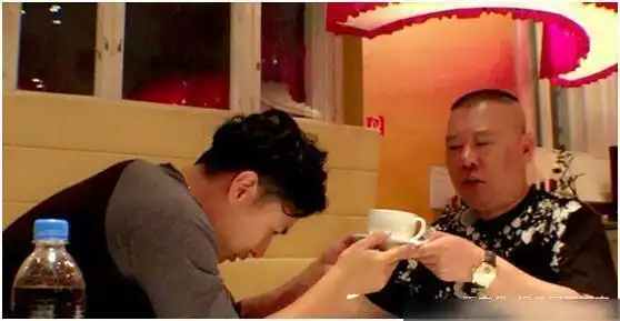  欧弟携小情人打保龄球,jojo撞脸王诗龄,嘴巴嘟嘟萌到犯规