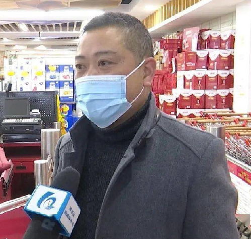  进入商超戴口罩,防护工作不松懈