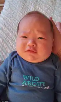  网友晒baby接受屎命召唤时的表情太滑稽