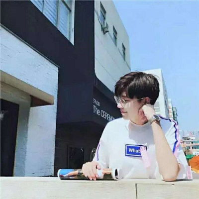  男生头像帅气阳光干净