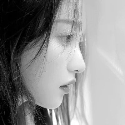  女生头像黑白图片2023最火爆