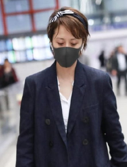  海清终于开窍头带蝴蝶结嫩回少女,41岁的人20岁的心