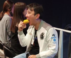  继吃热狗之后王思聪又被拍到吃玉米,他的表情包也是自成一派