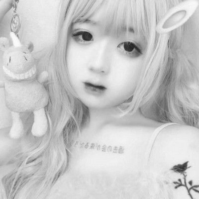  高清高冷黑白美女头像,长发的美女最好看了