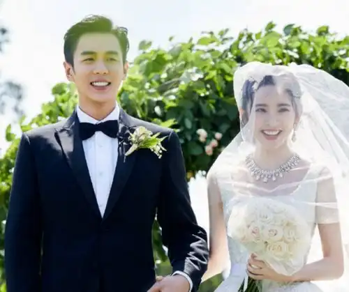  马思纯身穿红色连衣裙站c位太抢镜,参加婚礼放飞自我秒变表情包