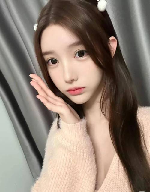  美女的嫩泬2025年最火爆的社会现象还是审美倒退