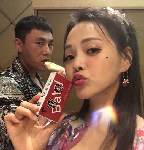  被网友嘲讽50岁还装少女,伊能静霸气回怼,却因内容不堪惹来争议