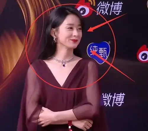  邓超孙俪红毯秀恩爱,谁留意到候场的赵丽颖表情太真实了