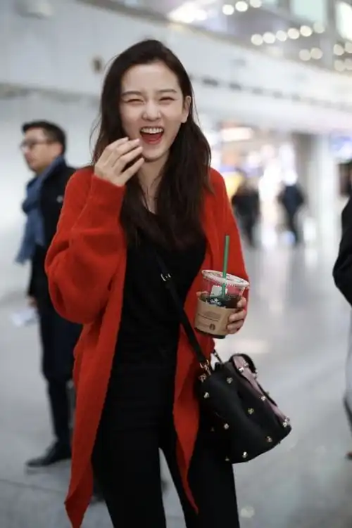  23岁的宋祖儿虽有张初恋脸,可穿搭却挺有女人,红配黑好摩登