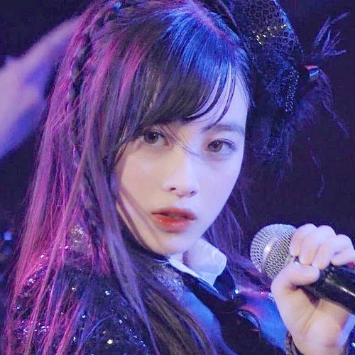  来看帅哥美女