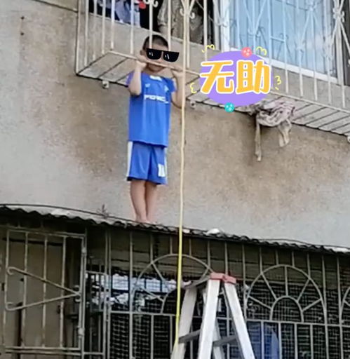  万物皆可卡女孩子头部被卡进菜盘架被勒成表情包,只有你想不到没有熊孩子卡不到