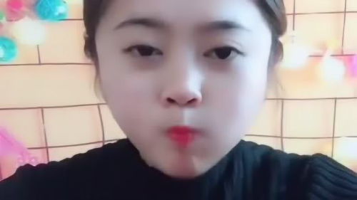  巧克力草莓配奶油,美女一个接着一个吃,甜上加甜是我向往的生活