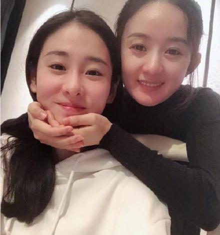  赵丽颖助力闪光的乐队张碧晨亲友团,两人的友情令人羡慕