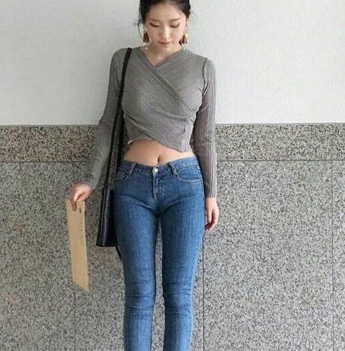  紧身牛仔裤时尚又不失端庄大气,秀出小女人的温柔,受美女们青睐