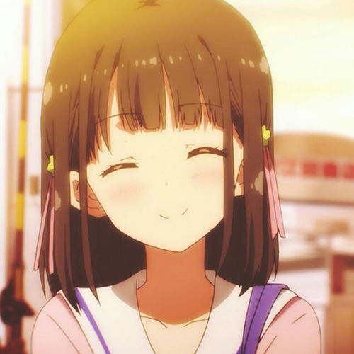 小女孩眯眼笑