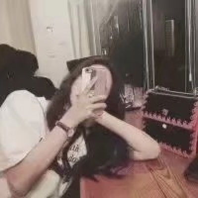 头像女真人拿手机挡脸