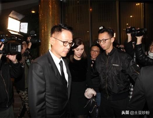  李嘉欣低调现身公公许世勋葬礼紧牵老公一言不发