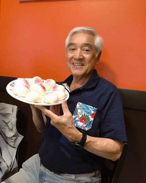  秦沛79岁生日吃寿包庆祝,子女发文祝福爸爸生日快乐