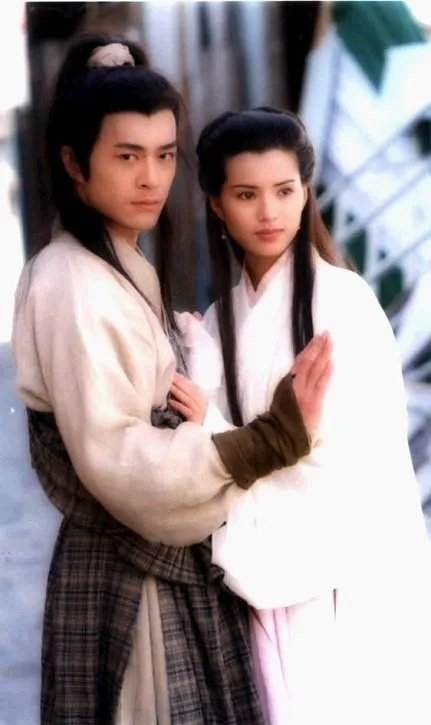  54岁的李若彤,健身20年,6块腹肌,还能穿17岁时同款校服