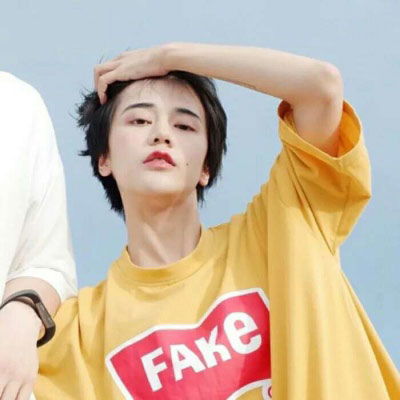  高冷情侣头像一男一女散落在指尖的阳光