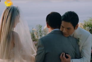  向佐郭碧婷婚礼甜蜜亲吻,向太满脸笑容,郭爸爸表情严肃,差距大